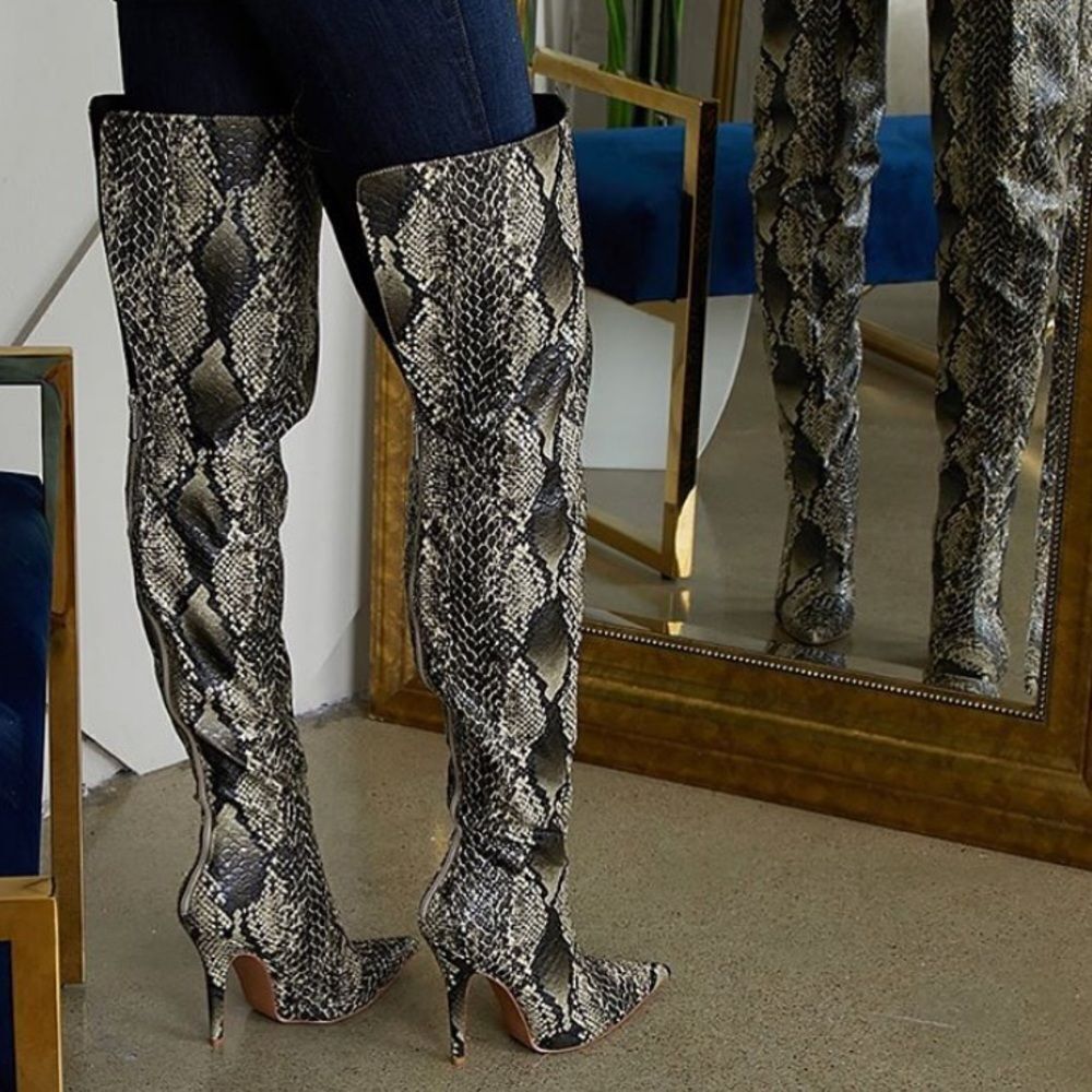 Last size 6 Alter Ego boot snake